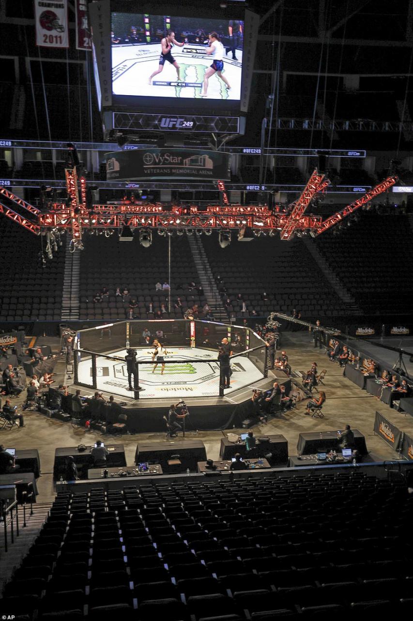 First major U.S sporting event returns as UFC 249 takes place in an empty Florida arena amid coronavirus pandemic (photos)
