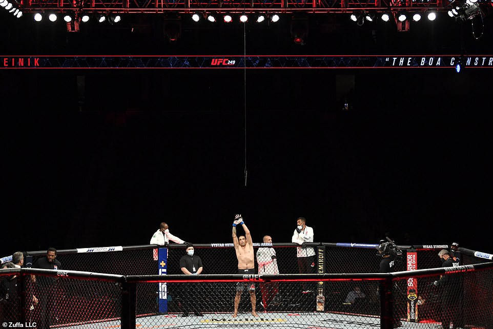 First major U.S sporting event returns as UFC 249 takes place in an empty Florida arena amid coronavirus pandemic (photos)