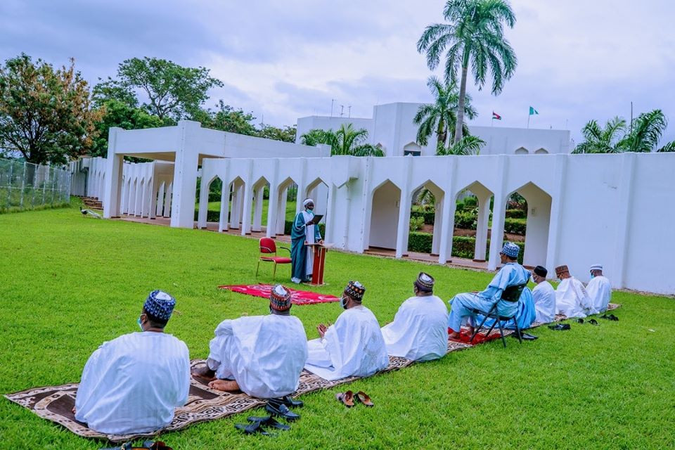 President Buhari celebrates Eid-el-fitr with his immediate family in the statehouse (photos)