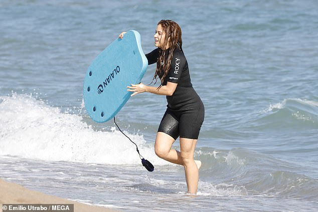 Shakira enjoys fun day with her two sons at Barcelona beach  (photos)