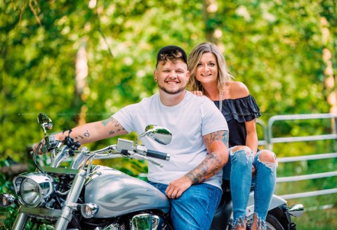Photographer sets up blind date photoshoot between man and woman who were meeting for first time and it went better than expected (photos)