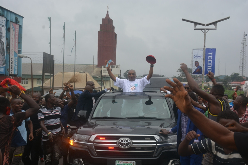 Orji Uzor Kalu receives rousing welcome in Abia as he returns home months after he was released from prison (photos)