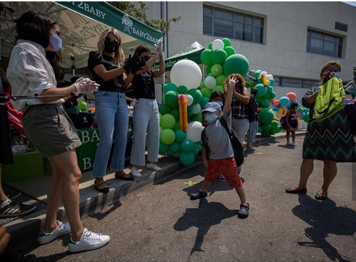 Prince Harry and Meghan Markle volunteer at a back-to-school charity in Los Angeles (photos)