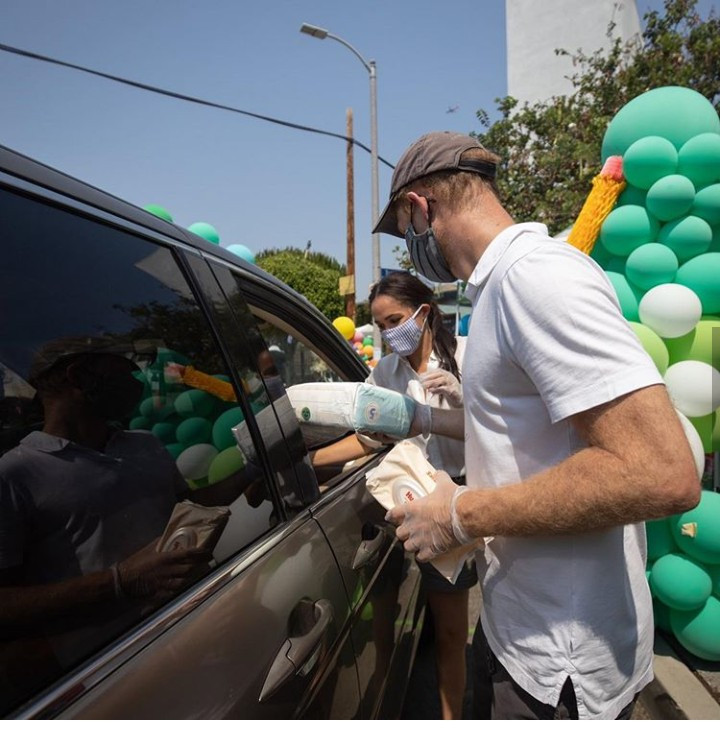 Prince Harry and Meghan Markle volunteer at a back-to-school charity in Los Angeles (photos)