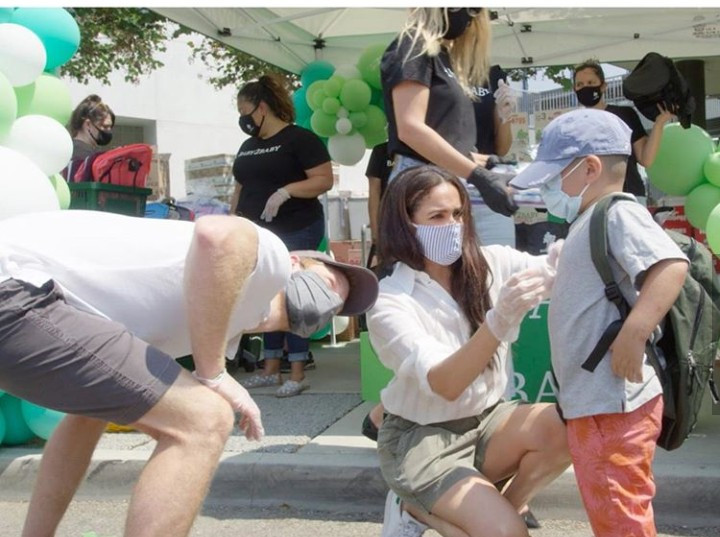 Prince Harry and Meghan Markle volunteer at a back-to-school charity in Los Angeles (photos)