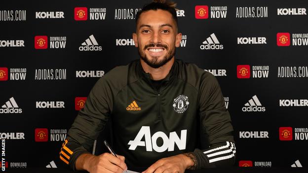Alex Telles signs his Manchester United contract