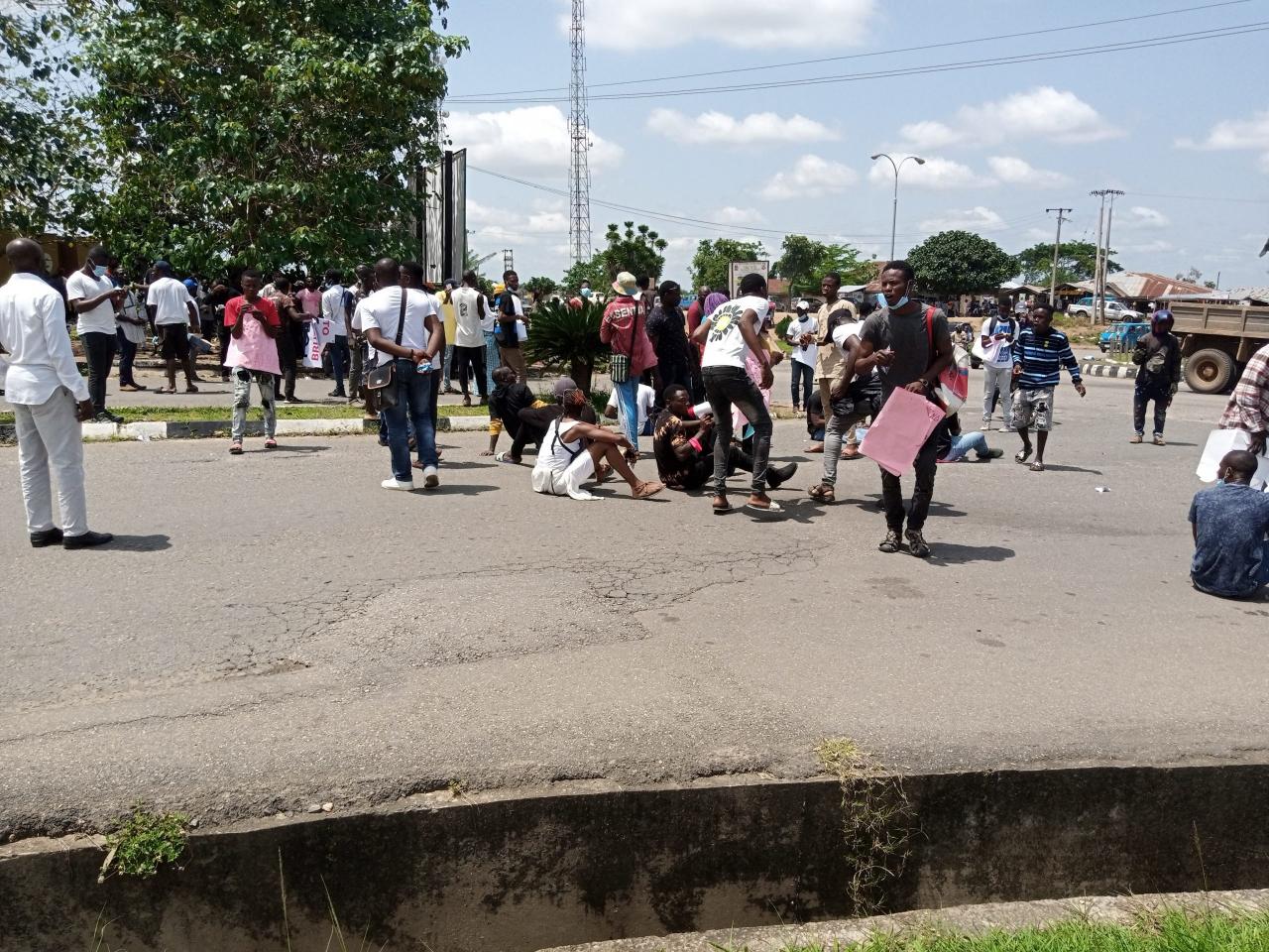 #EndSARS protesters block Osun governor?s office, insist there will be no movement in and out of the office (videos)