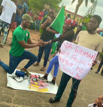 Nigerian man proposes to his girlfriend at #EndSARS protest in Lagos (photos)