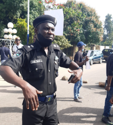 Police officer praised for helping and defending #EndSARS protesters