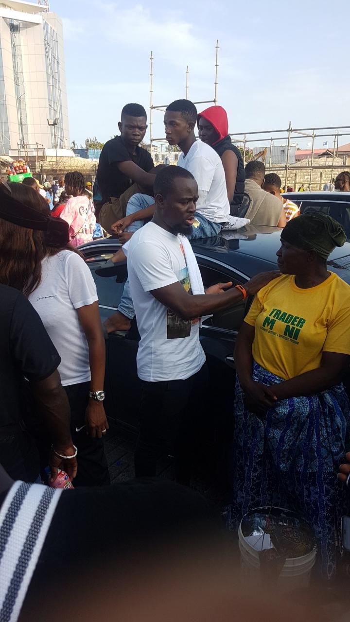 #EndSARS: Nigerian youths protesting at Lekki toll gate reportedly raise over N2Million for a groundnut seller at the protest ground (Photos)