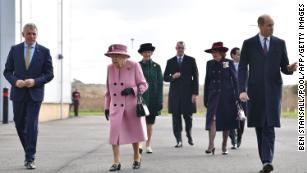 94 year old Queen Elizabeth carries out first royal engagement in months without wearing a mask (photos)