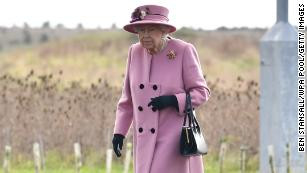 94 year old Queen Elizabeth carries out first royal engagement in months without wearing a mask (photos)