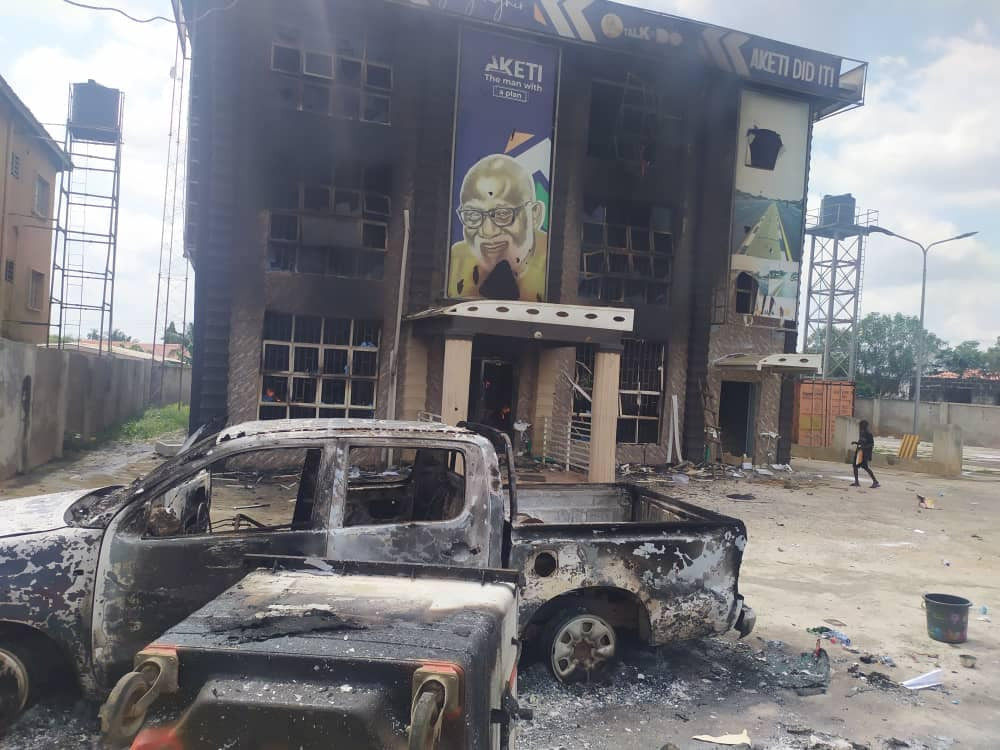 Mob raze Governor Akeredolu