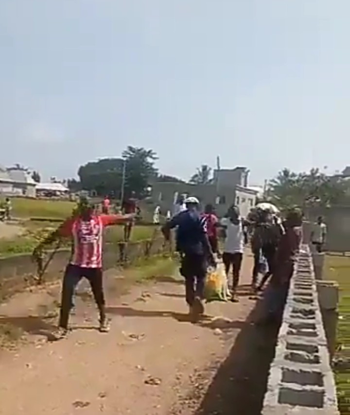 "Officer of the law!" Nigerians scream as "Civil Defence officer" is seen joining residents to grab Covid-19 palliatives discovered in a warehouse in Gwagwalada