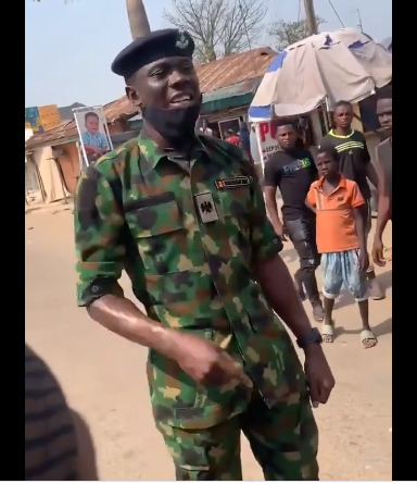 Trending video of a Nigerian soldier advising youths in Kubwa, Abuja against looting food items meant for NYSC Corp members