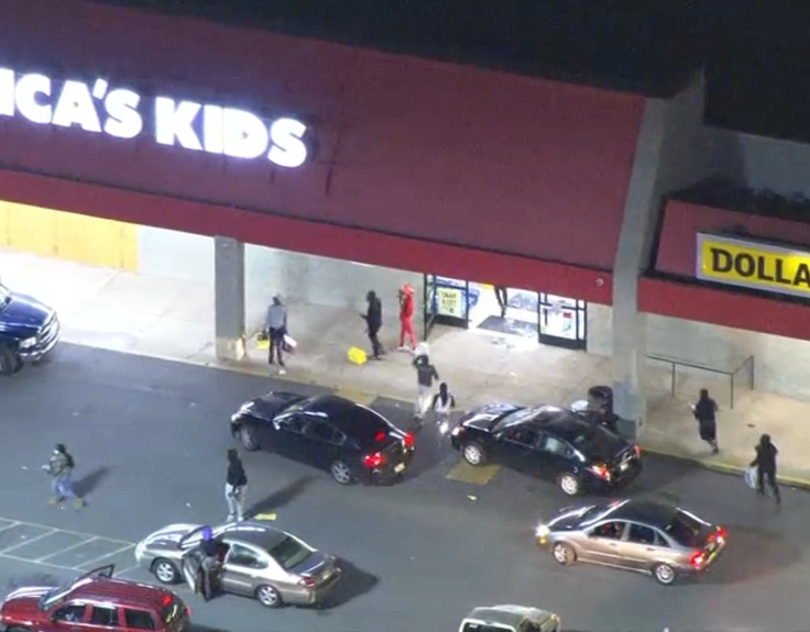 Protesters loot shopping mall in Philadelphia amid protest against police brutality (video)