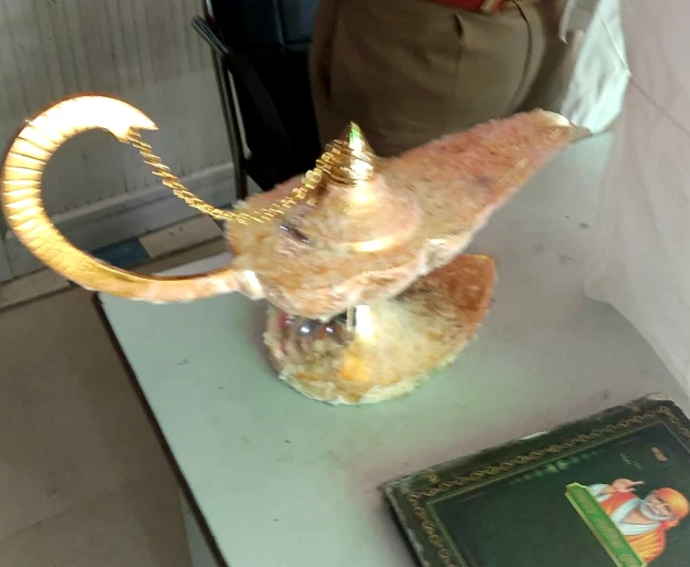 Indian doctor duped into spending $93,000 on ?Aladdin?s lamp that will make him rich
