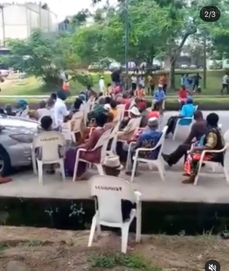 Elderly pensioners block major road in Calabar as they demand payment of their pension (videos)
