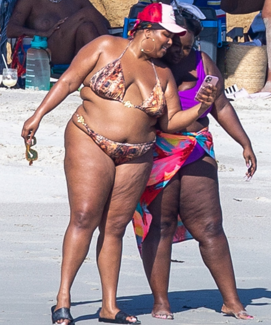 Lizzo dons skimpy bikini while on vacation in Mexico (photos)