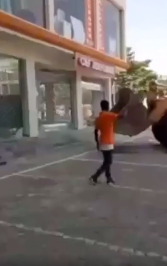 Demolishers carry out demolition exercise while people were inside a shopping mall in Abuja (video)