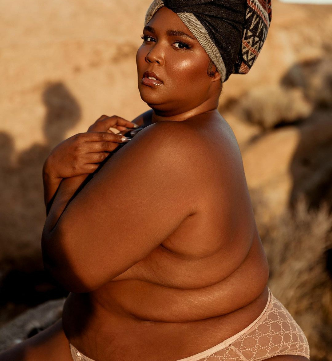 Lizzo poses in only her panties (photos)