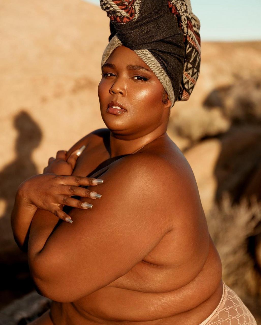 Lizzo poses in only her panties (photos)