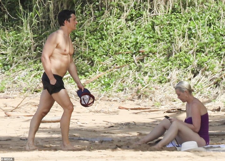  New mom, Katy Perry flaunts her trim post-pregnancy figure while vacationing in Hawaii with fiance Orlando Bloom (photos)