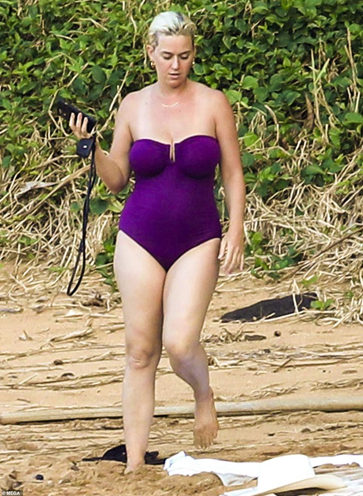  New mom, Katy Perry flaunts her trim post-pregnancy figure while vacationing in Hawaii with fiance Orlando Bloom (photos)