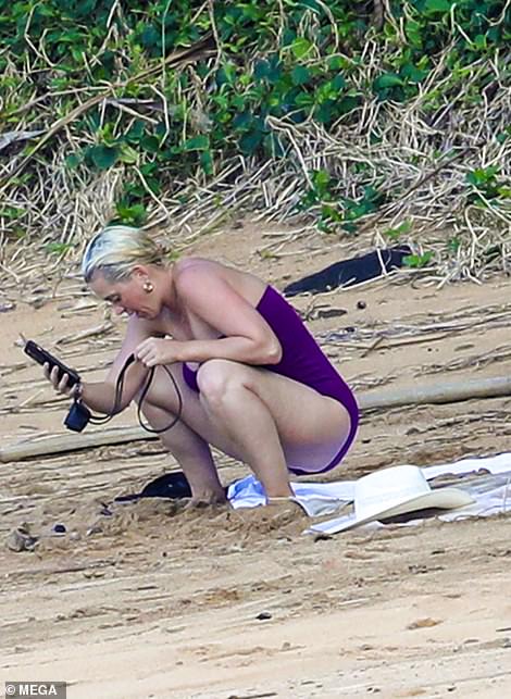  New mom, Katy Perry flaunts her trim post-pregnancy figure while vacationing in Hawaii with fiance Orlando Bloom (photos)