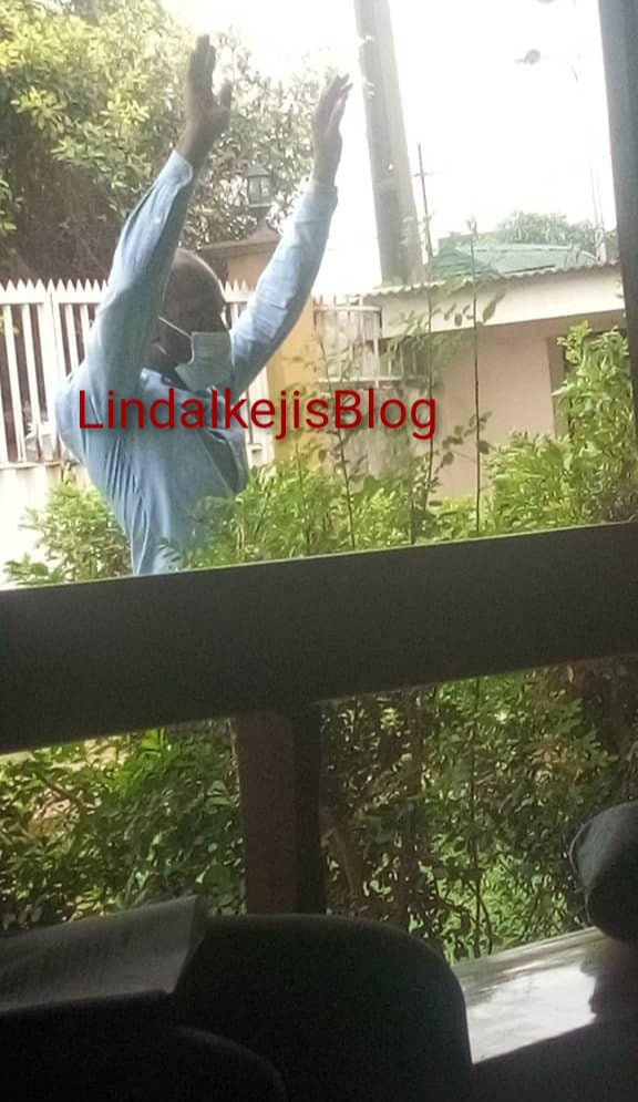 Magistrate sitting in Bode Thomas court asks a man to stand and raise both hands for not wearing his face mask in the courtroom (photos)