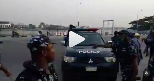 Suspected #occupylekkitollgate protesters arrested this morning at Lekki toll gate (video)
