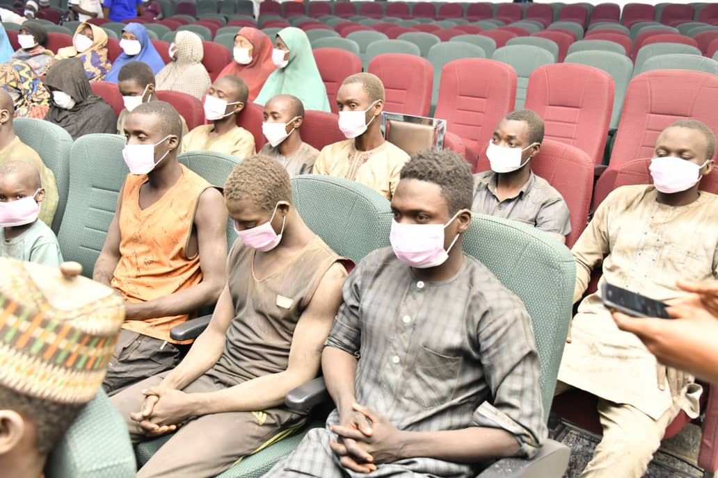 Niger state governor receives rescued abducted travelers (photos)