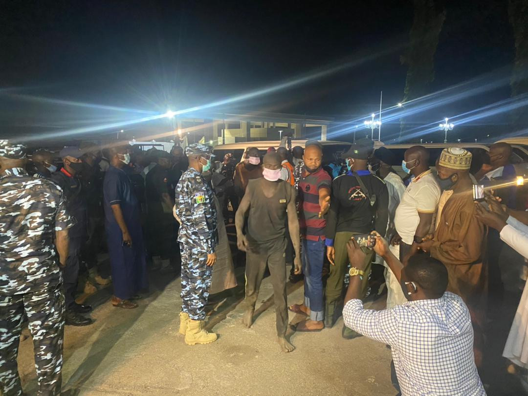 Niger state governor receives rescued abducted travelers (photos)