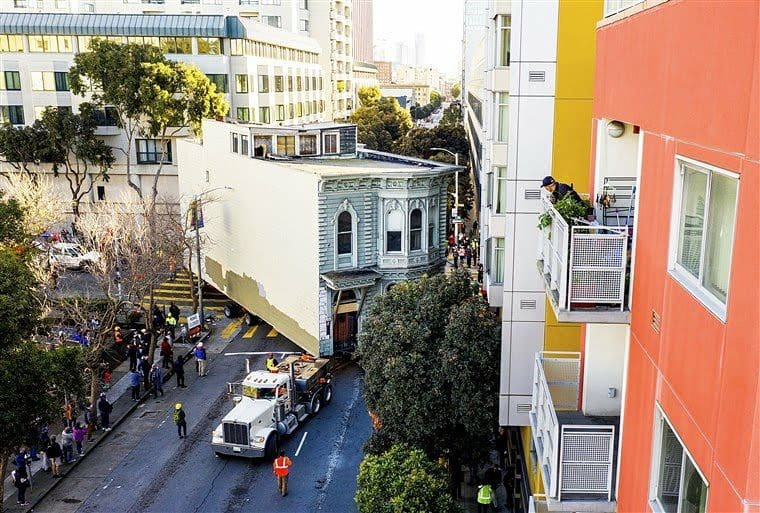 Moment house is lifted and moved to new location in the US (video)