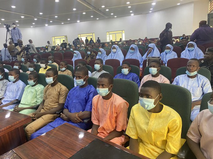 Niger state governor, Abubakar Bello, receives freed Kagara schoolboys and their teachers (photos)