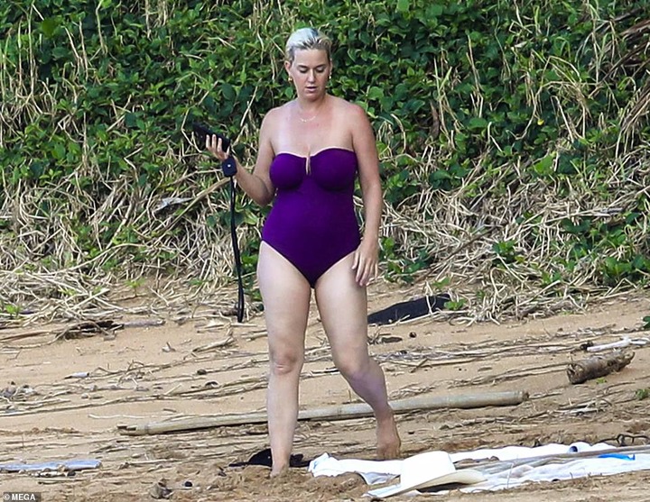  New mom, Katy Perry flaunts her trim post-pregnancy figure while vacationing in Hawaii with fiance Orlando Bloom (photos)