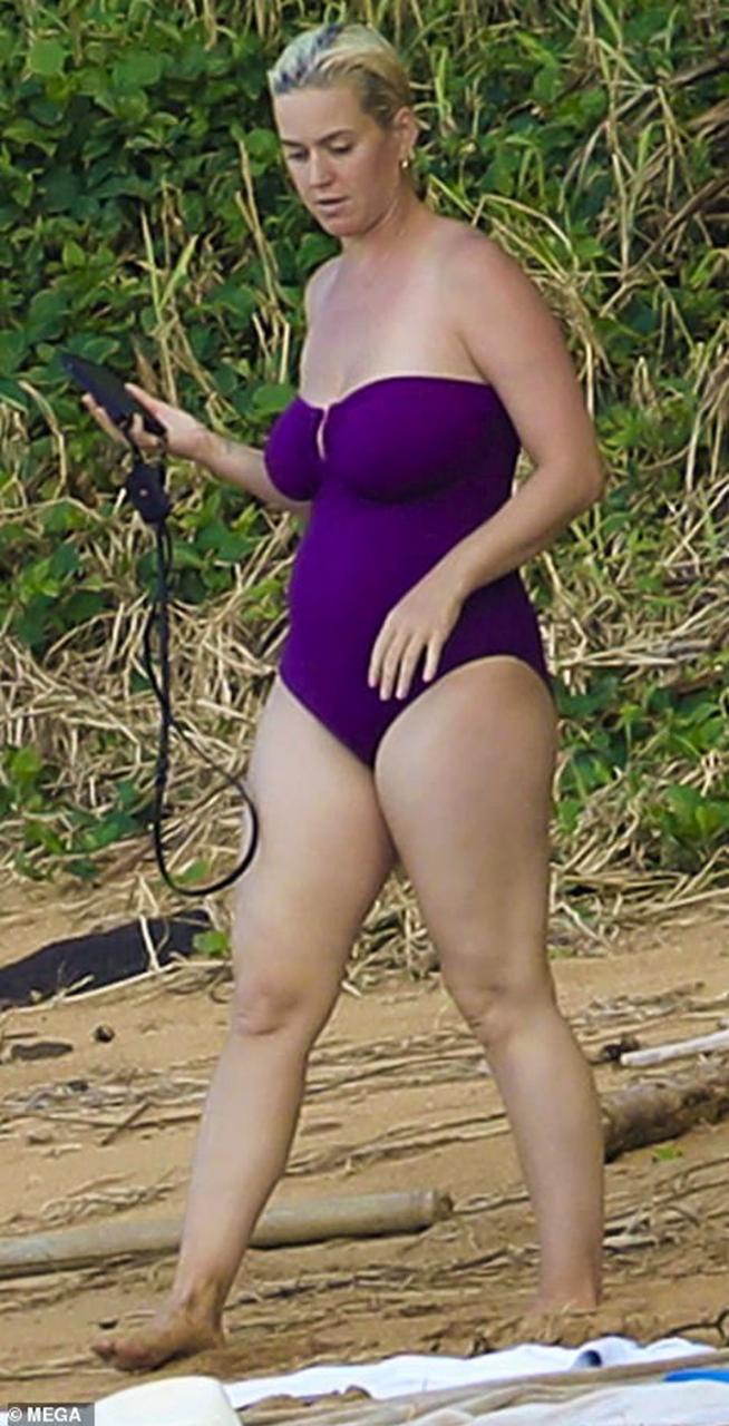  New mom, Katy Perry flaunts her trim post-pregnancy figure while vacationing in Hawaii with fiance Orlando Bloom (photos)