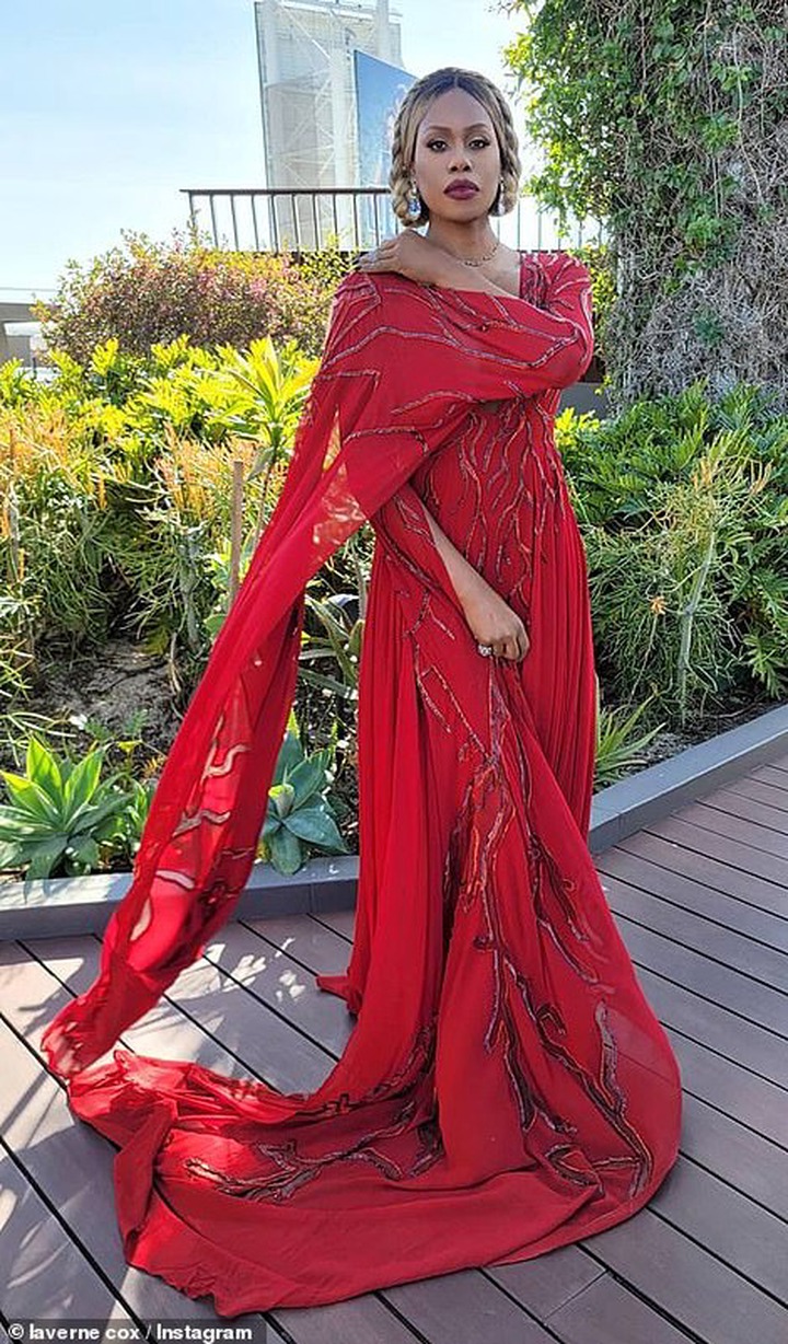 2021 Golden Globes: See all red carpet photos and how some stars dressed up at home