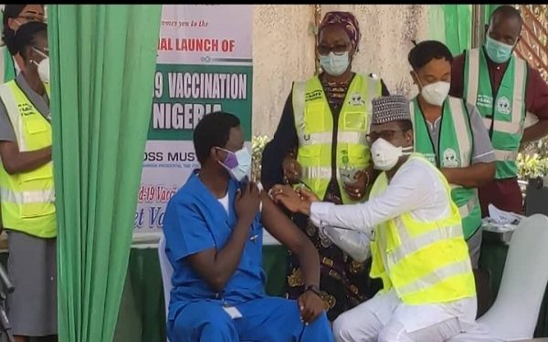 Nigeria begins COVID19 vaccination as health workers take their first shots in Abuja (photos)