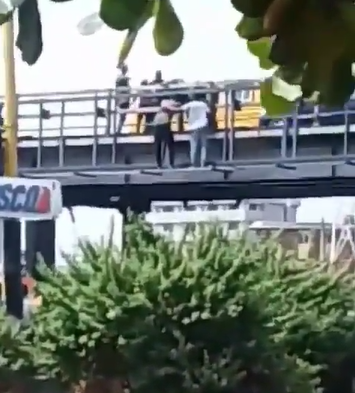 Nigerians rally round to prevent man from committing suicide on Jibowu Bridge in Lagos (video)