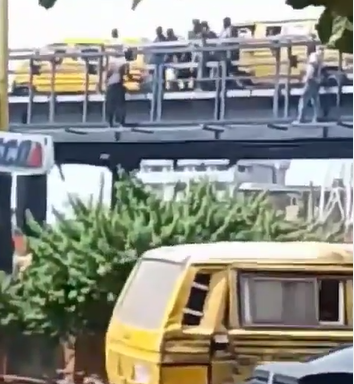 Nigerians rally round to prevent man from committing suicide on Jibowu Bridge in Lagos (video)