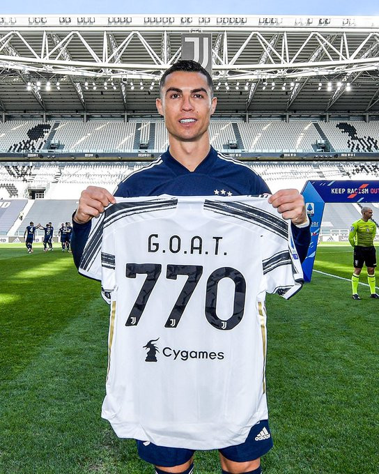 Cristiano Ronaldo presented with special 