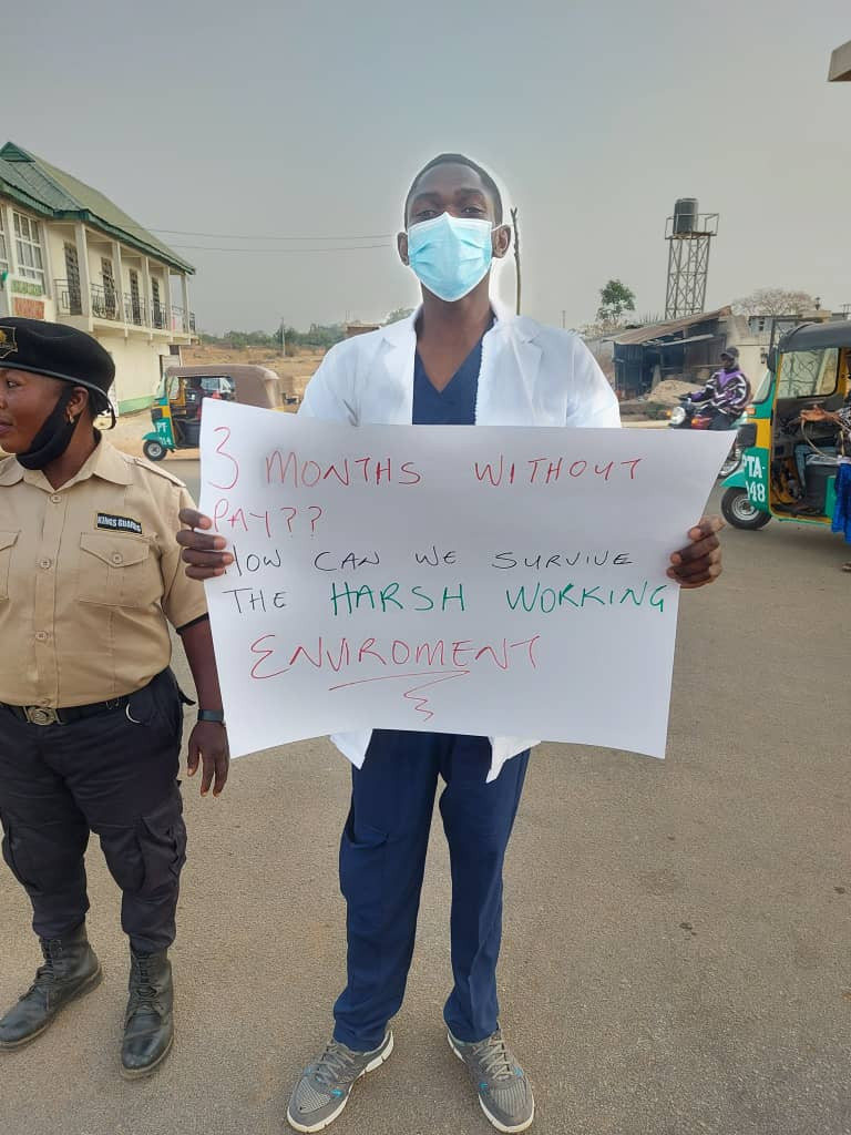 House officers at the Jos Teaching Hospital stage protest on the street over three months unpaid salaries (photos/video)