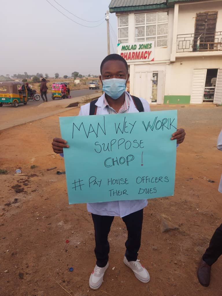 House officers at the Jos Teaching Hospital stage protest on the street over three months unpaid salaries (photos/video)