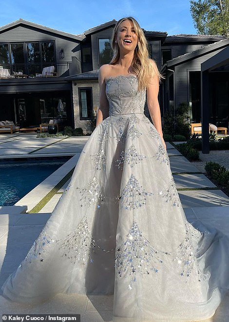2021 Golden Globes: See all red carpet photos and how some stars dressed up at home