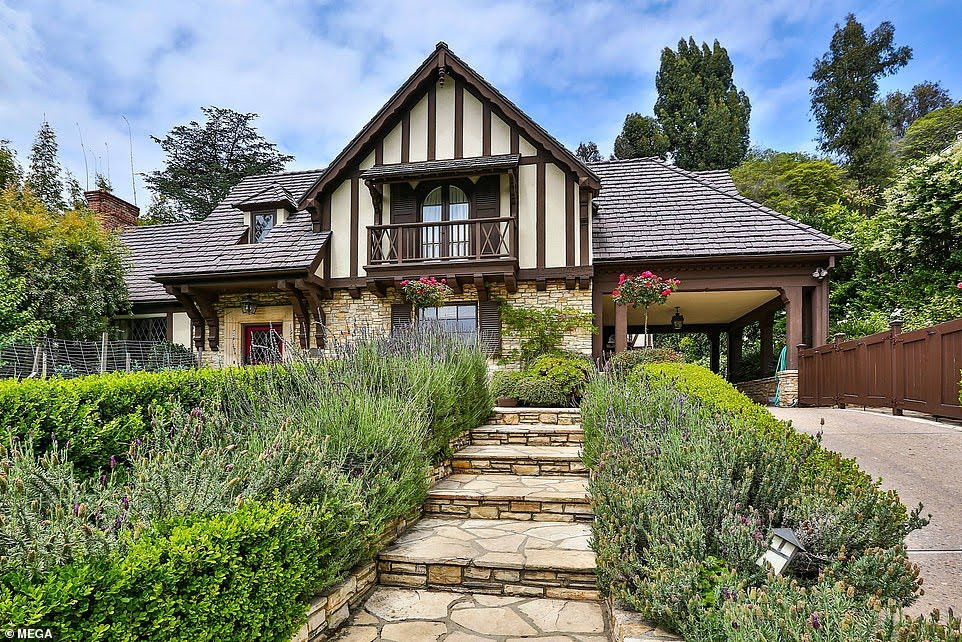 Rihanna buys m Beverly Hills mansion just next door to m home she bought 3 months ago (Photos)    