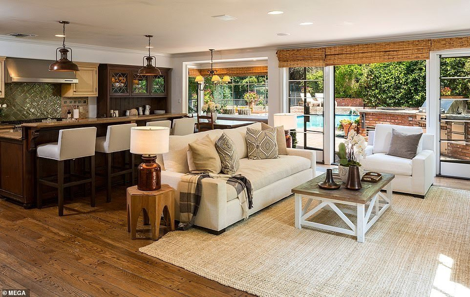 Rihanna buys m Beverly Hills mansion just next door to m home she bought 3 months ago (Photos)    