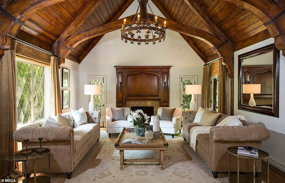 Rihanna buys m Beverly Hills mansion just next door to m home she bought 3 months ago (Photos)    