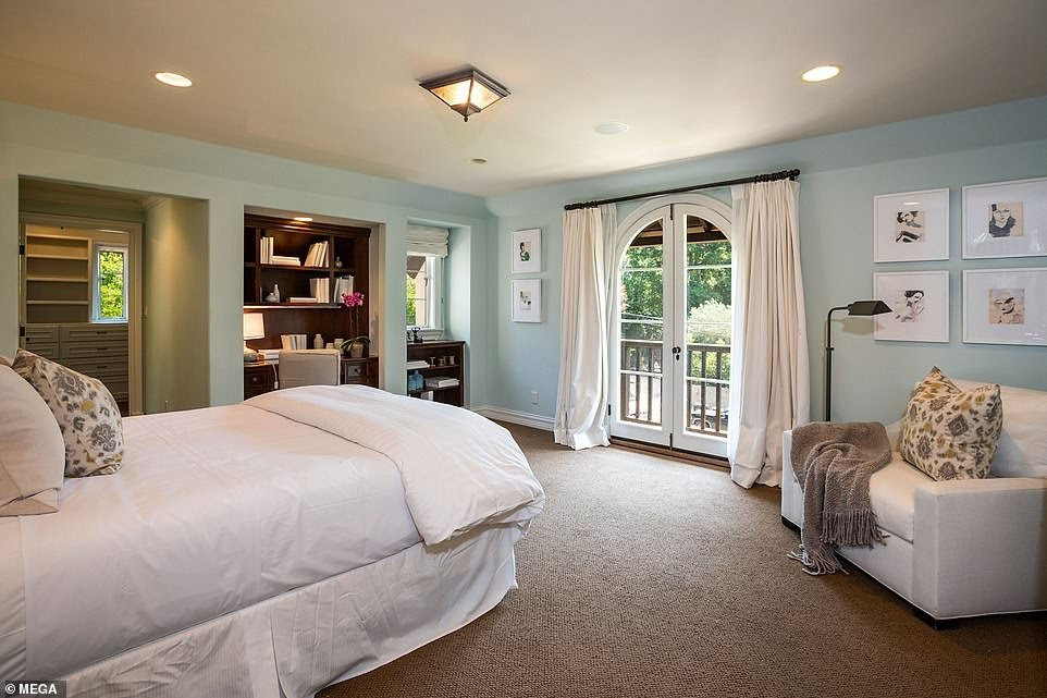 Rihanna buys m Beverly Hills mansion just next door to m home she bought 3 months ago (Photos)    
