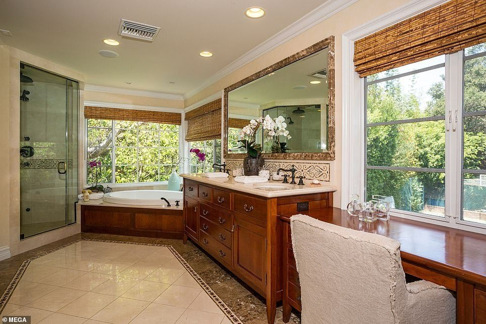 Rihanna buys m Beverly Hills mansion just next door to m home she bought 3 months ago (Photos)    
